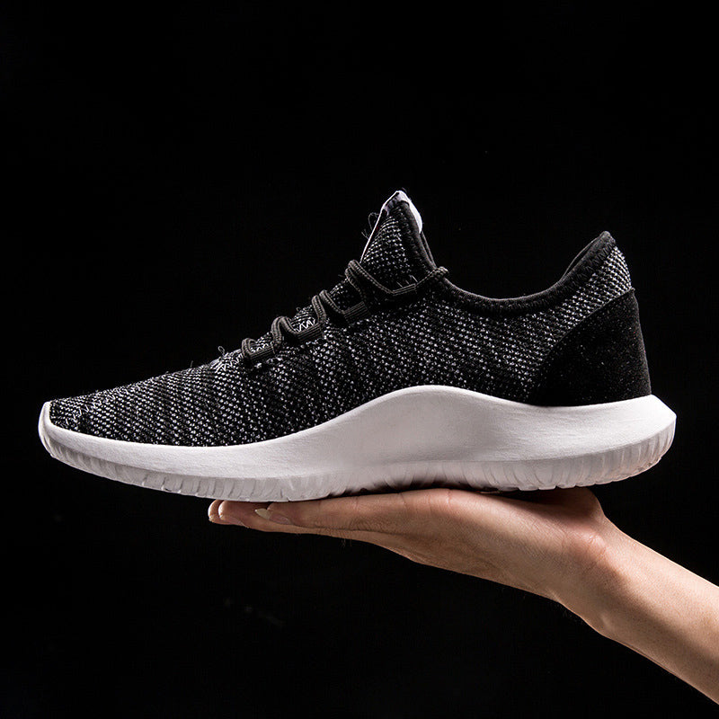 Svarta och beige lätta sneakers för herr. Trendiga snörskor med distinkt fyrkantig tå, perfekta vårskor.