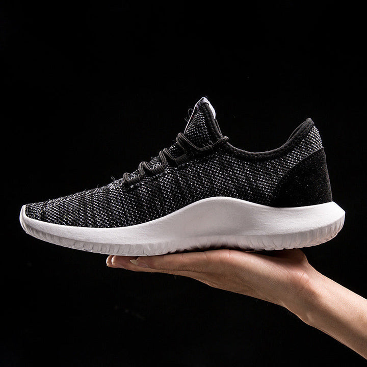 Svarta och beige lätta sneakers för herr. Trendiga snörskor med distinkt fyrkantig tå, perfekta vårskor.