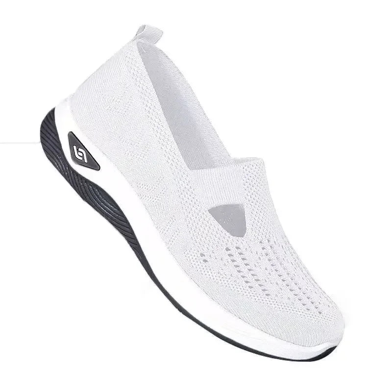Moderna svarta slip-on skor för kvinnor. Bekväma, lätta och stödjande vardagssneakers.