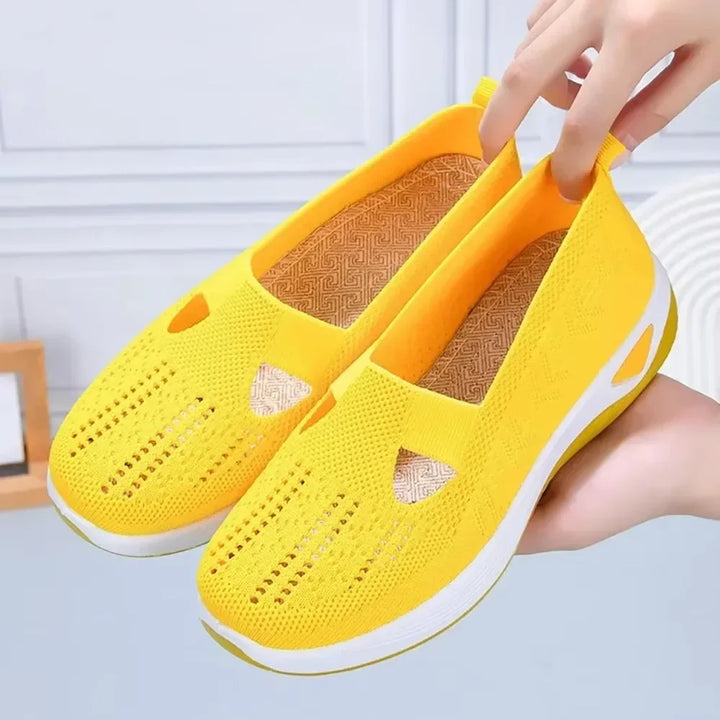 Enkla svarta slip-ons för kvinnor med maximal komfort. Perfekta som bekväma vardagsskor.