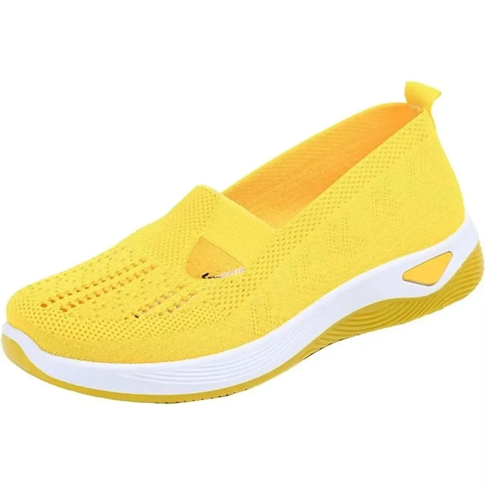 Promenadskor för kvinnor, vita slip-on sneakers med stöd. Lätta och bekväma för långa dagar.