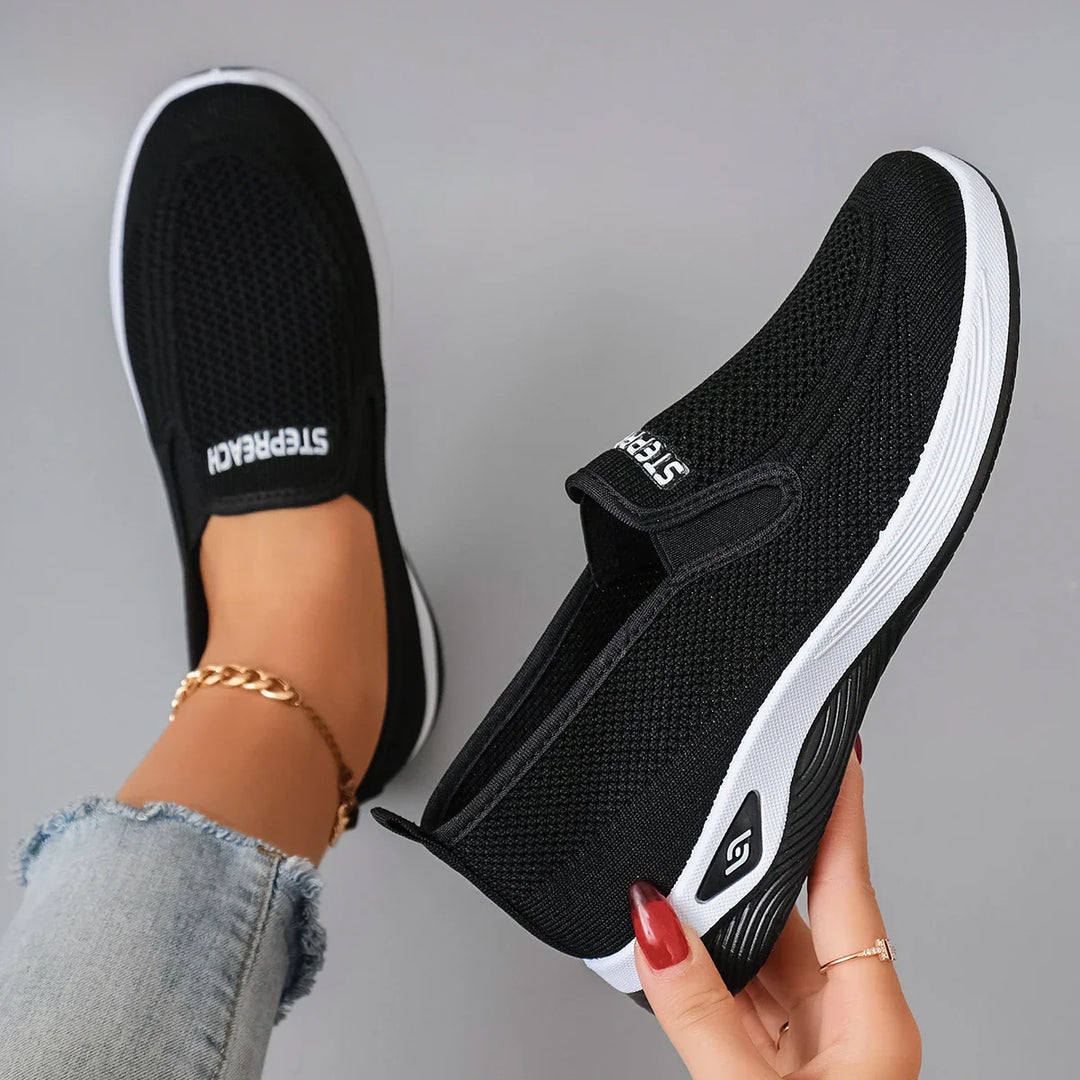 Svarta sneakers för kvinnor med platt sula, designade för komfort och daglig användning. Lätta och andningsbara.