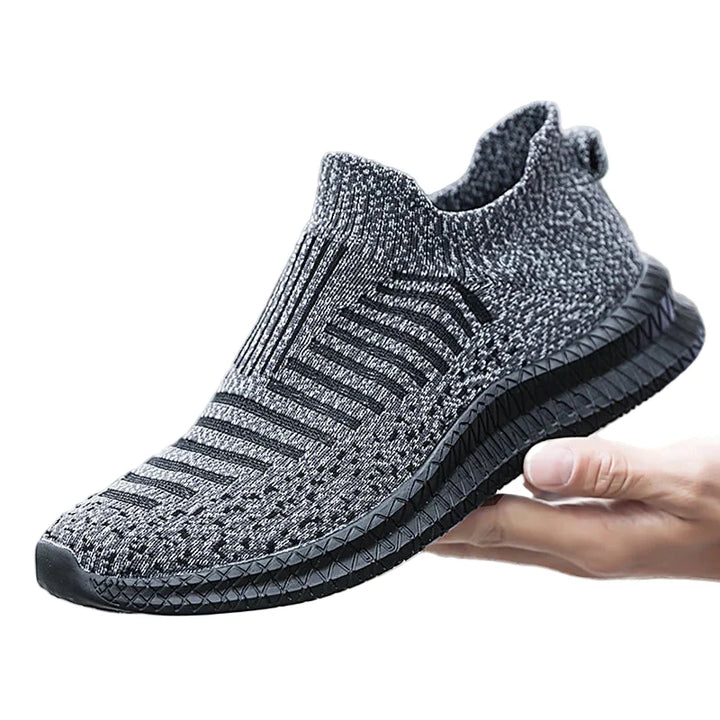 Lätta ventilerande herrskor, slip-on, perfekta för sommar och utomhusbruk.