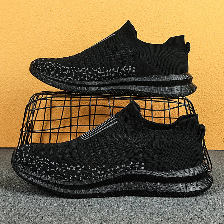 Sommarskor för män, lätta och bekväma, ventilerande slipons för varma dagar.