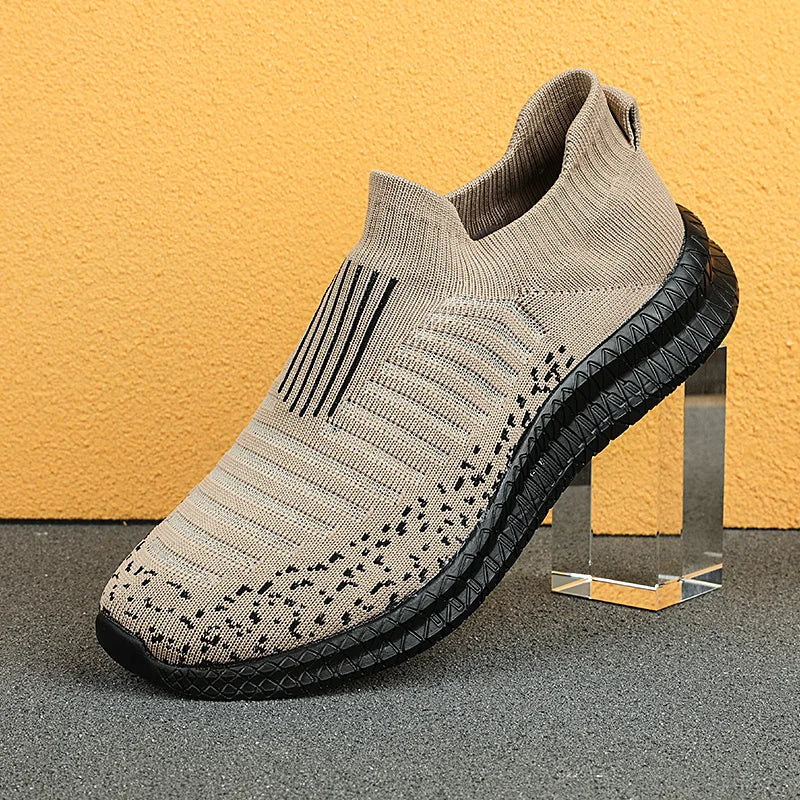 Stilrena ventilerande herrskor, lätta slipons för promenader och vardagsbruk utomhus.