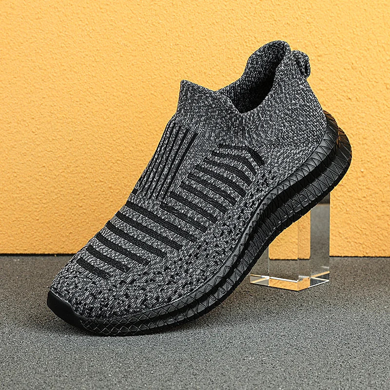 Närbild av ventilerande mesh på lätta herrskor, bekväma slipons för sommarbruk utomhus.