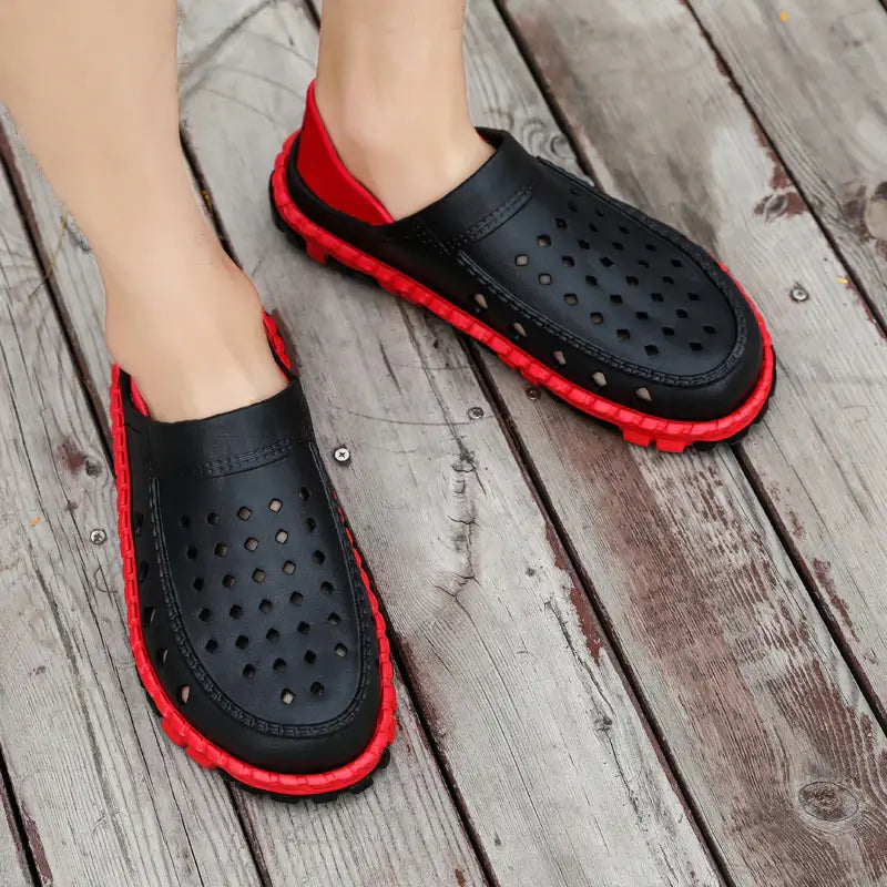 Bekväma strandskor och semesterträskor. Lättviktiga hålskor för män och kvinnor med halkfri sula.