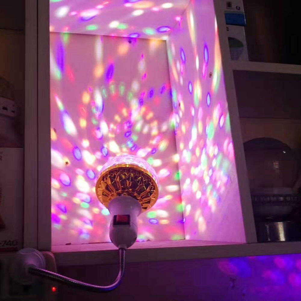 Färgrik LED kristallkula. Roterande discoboll med stroboskopeffekt som en effektiv partybelysning för alla tillfällen.