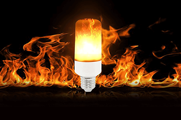 LED-lampa med flameffekt placerad i lykta, skapar en antik och mysig belysning
