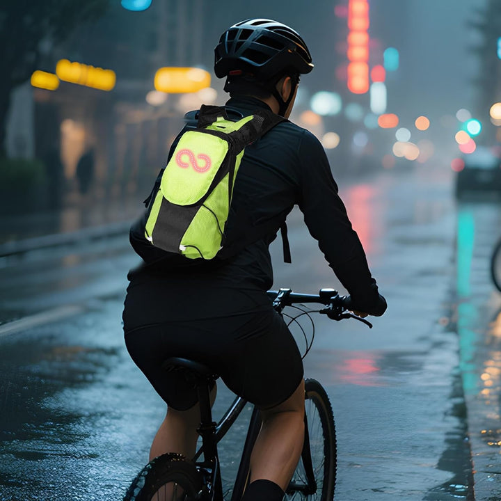 Vattentät motorcykelryggsäck med LED. Skyddar innehållet och ökar synligheten under alla förhållanden.