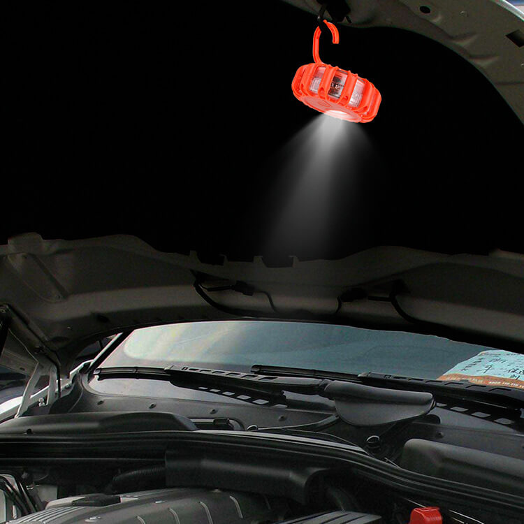 Essentiell LED nödlampa i bilens säkerhetspaket, redo för oväntade stopp på vägen.