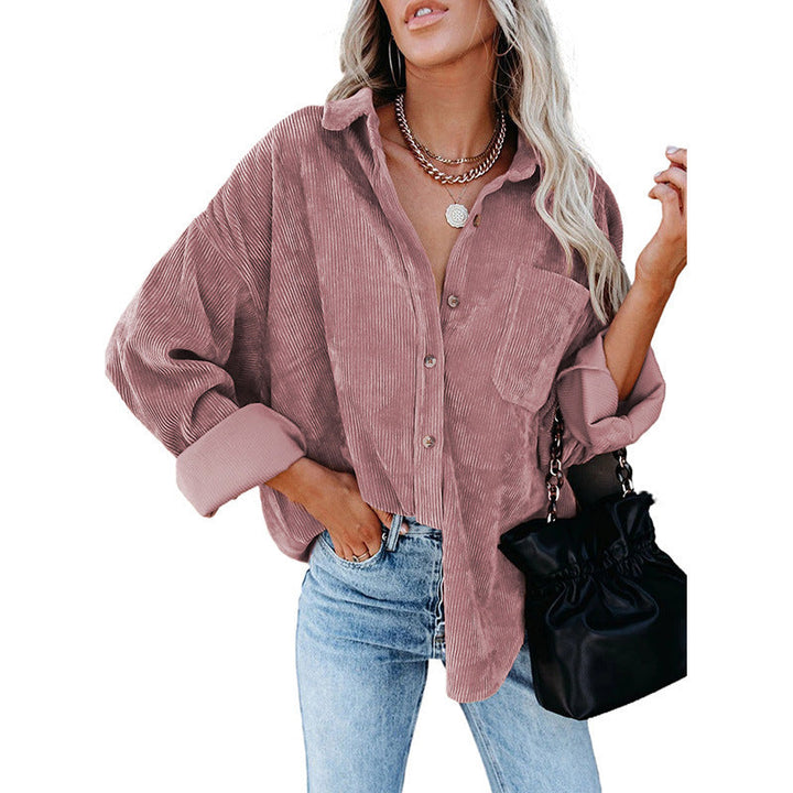 Ledig oversize damskjorta i brun manchester, perfekt för höstmode och vardagsplagg.