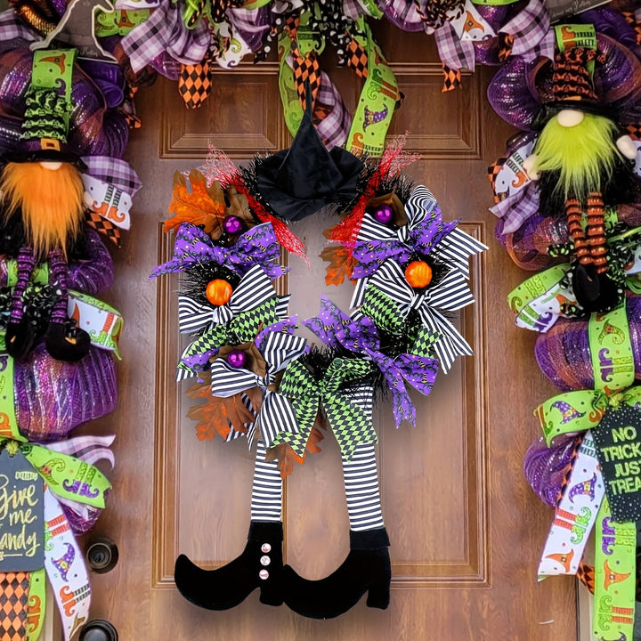 Festlig häxbenskrans i Halloween-tema, lämplig för både inomhus- och utomhusdekoration.