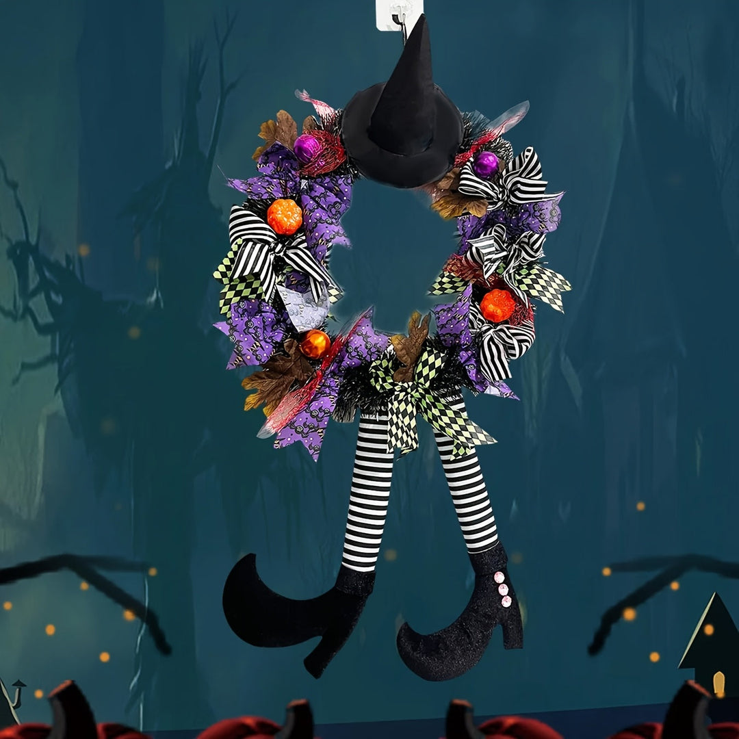 Dekorativ häxbenskrans med pumpar och andra Halloween-inslag, perfekt för årets läskigaste fest.