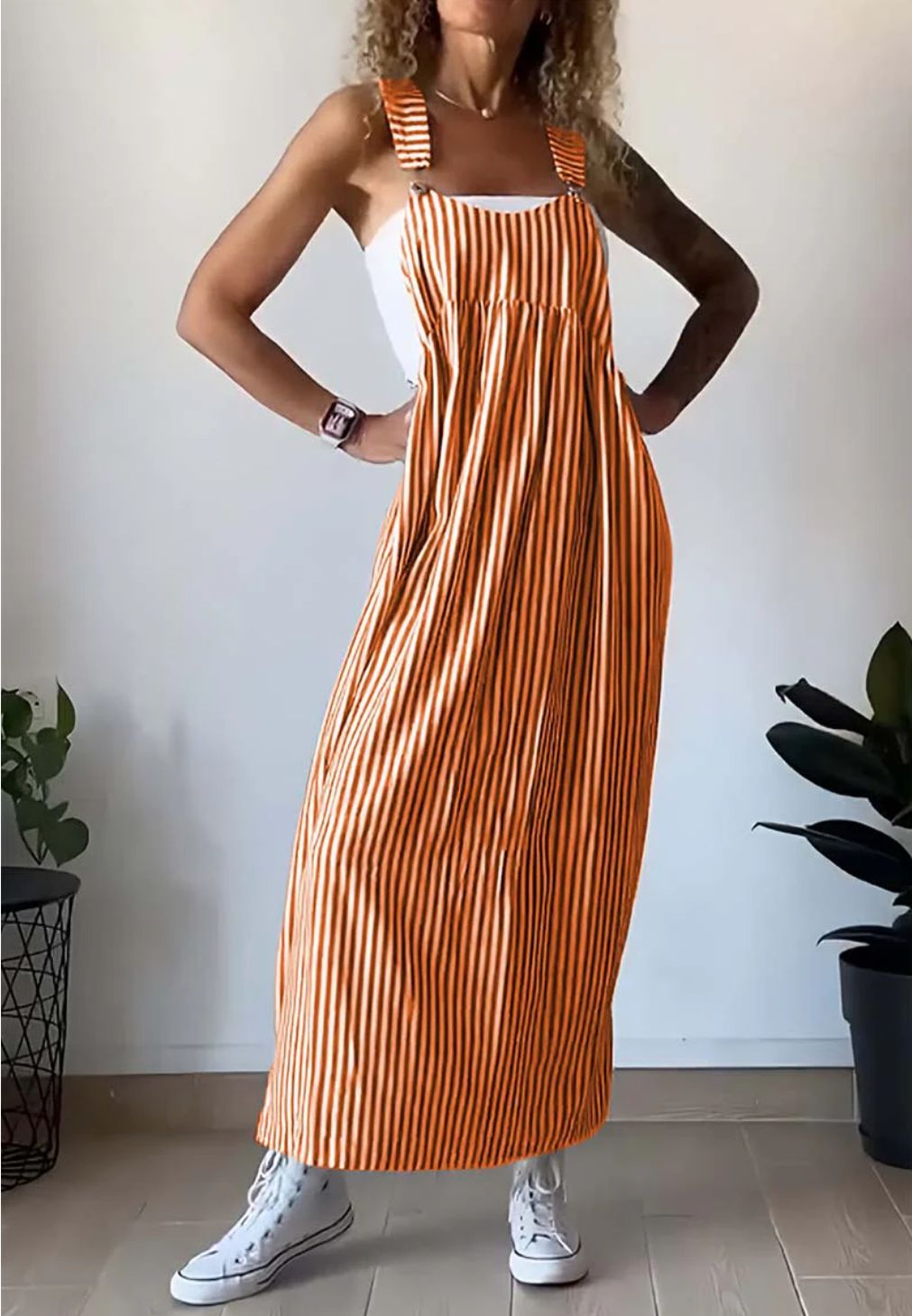 Elegant men lekfull randig klänning för kvinnor. Perfekt som bekväm sommar- eller vardagsklänning.