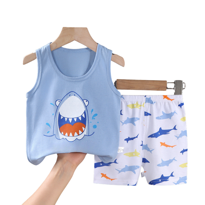 Sommarset barnkläder: T-shirt och shorts av bomull med unika djur på, mjukt och hållbart.
