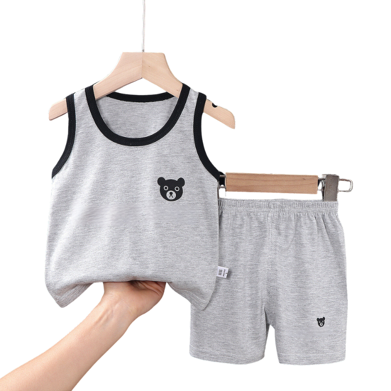Pojkkläder: Somrigt t-shirt och shorts set av bomull med en charmig djurillustration.