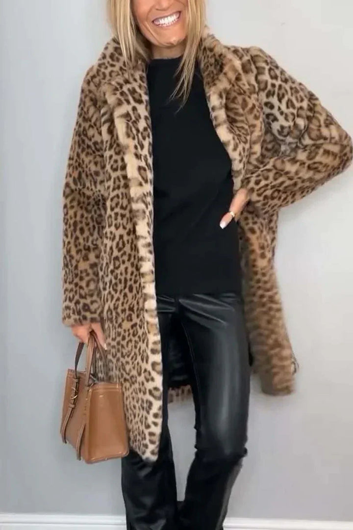 Trendig leopardmönstrad damjacka. Varmt ytterplagg, stilren design för kvinnor, perfekt höst- och vintermode.