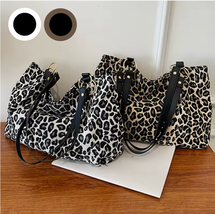 Modell bär elegant leopardmönstrad damväska som axelväska. Praktisk vardagsväska & accessoar.