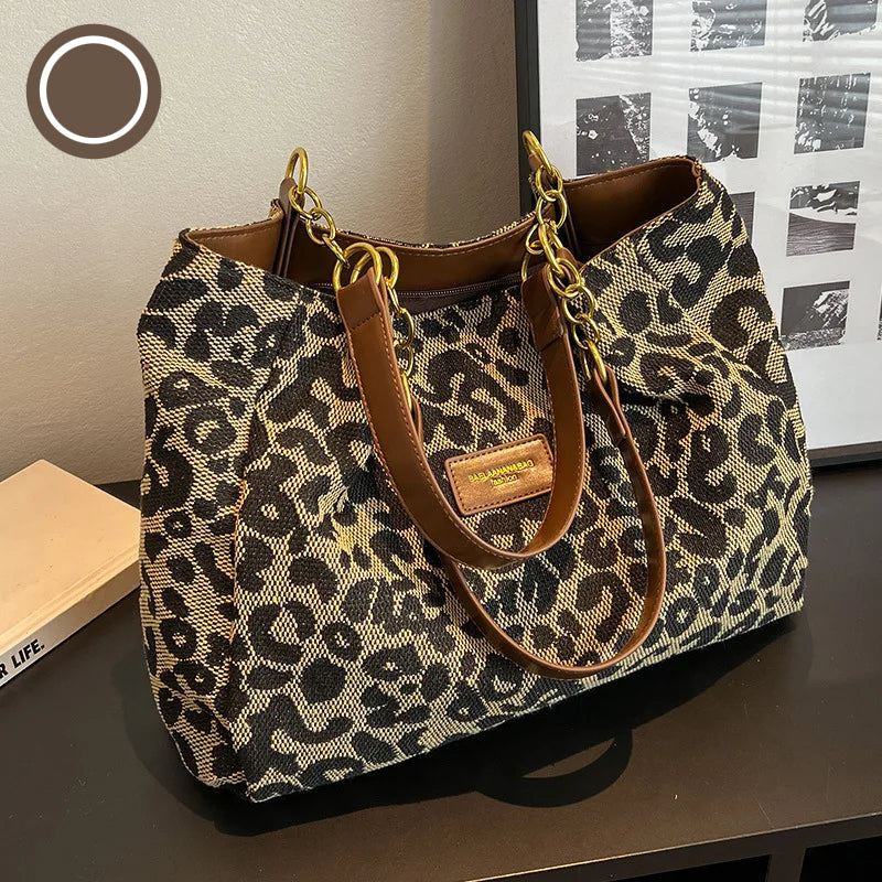 Rymlig tygväska med leopardmönster inuti, plats för 13" MacBook. Smart & praktisk handväska.