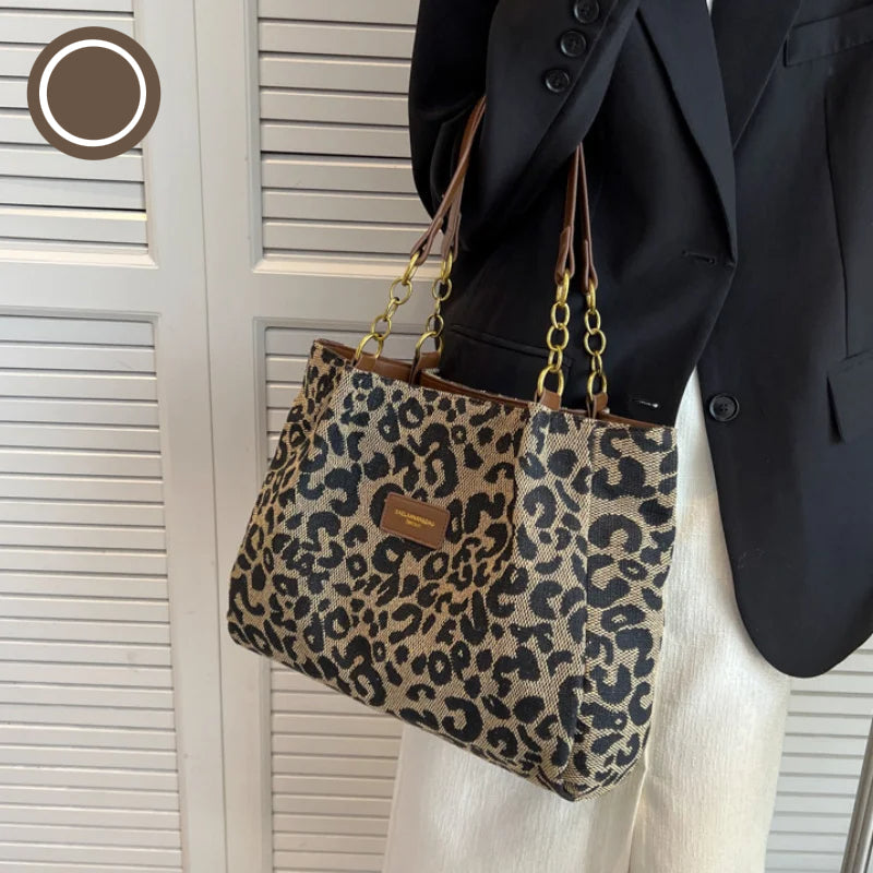 Trendig leopard tygväska i urban miljö. Perfekt rymlig axelväska för stilmedvetna.