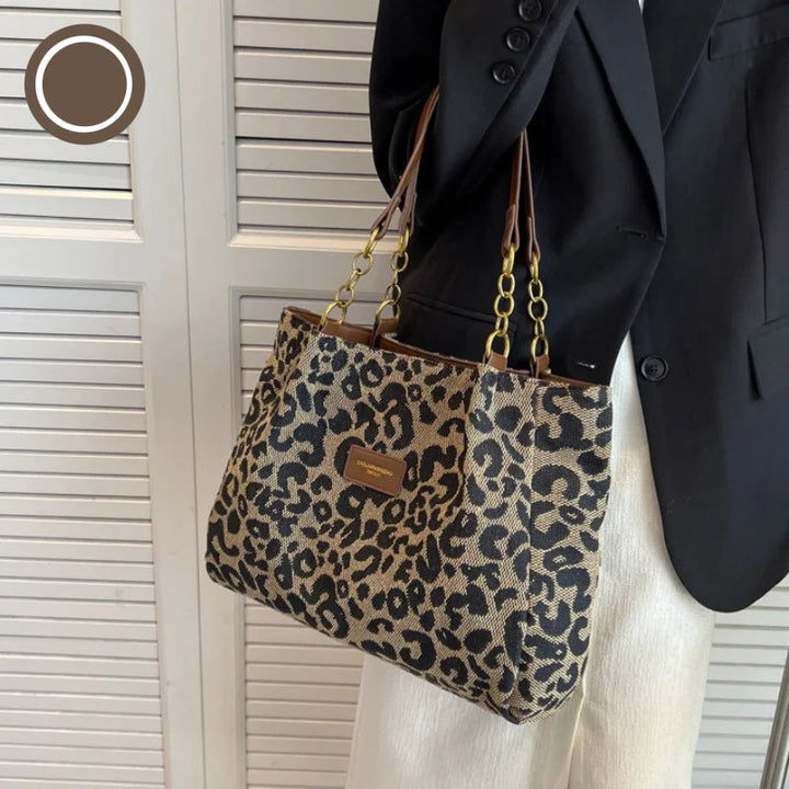 Trendig leopard tygväska i urban miljö. Perfekt rymlig axelväska för stilmedvetna.