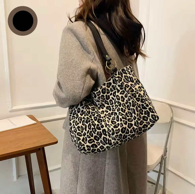 Bekväm leopardmönstrad damväska, bärs över axeln. Idealisk vardagsväska & accessoar.