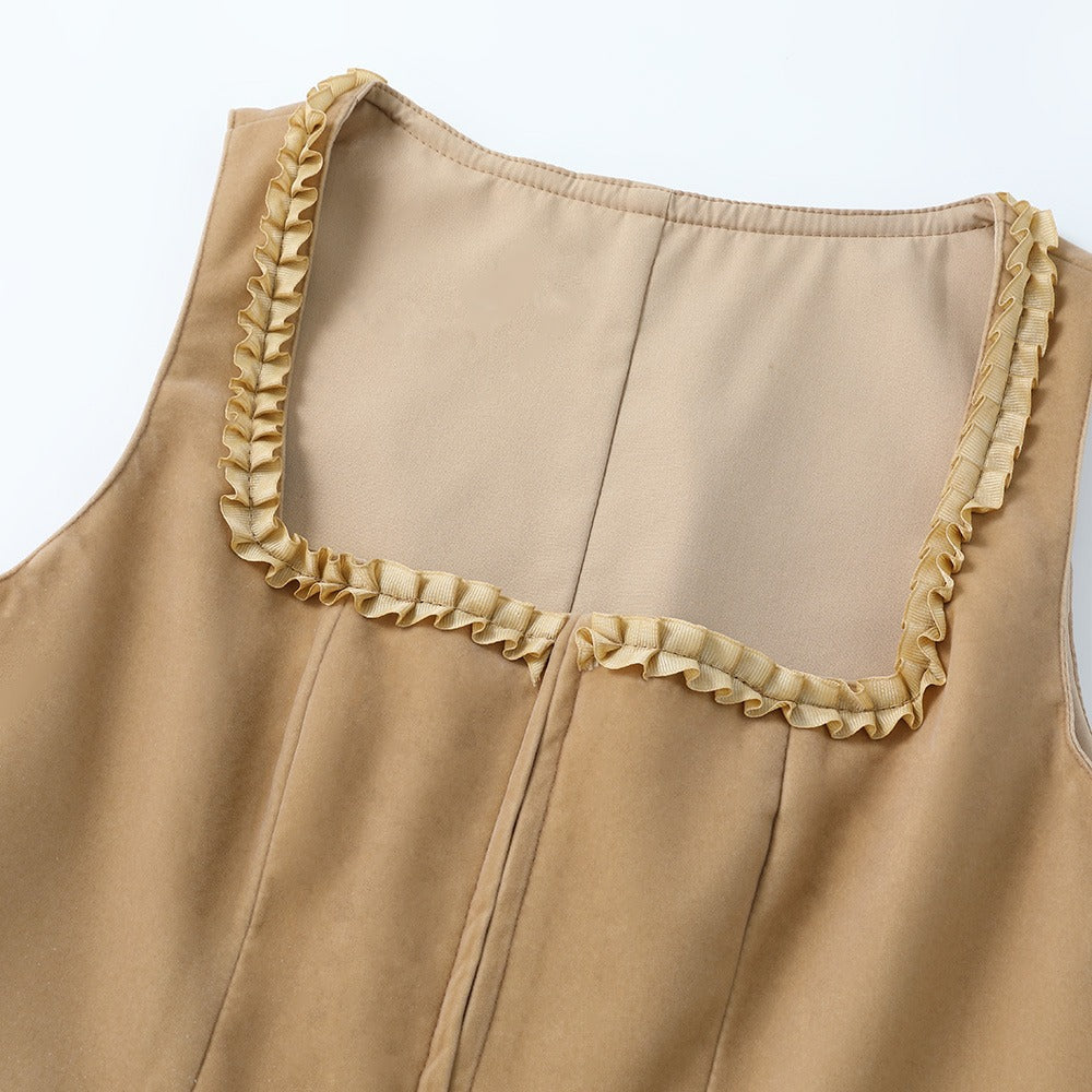 Moderiktig dirndl i leopardsmönster för damer. Figurnära festklänning, en trendig version av traditionell klädsel.