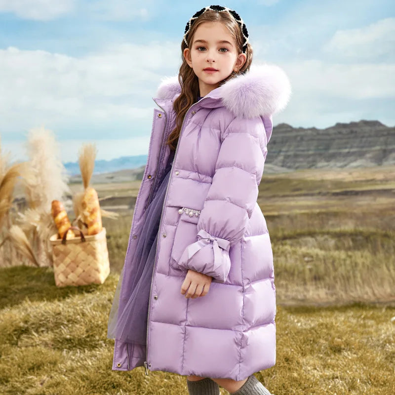 Helkroppsbild av barn som bär en lila flickjacka. Varm vinterjacka med huva, praktisk för barnkläder.