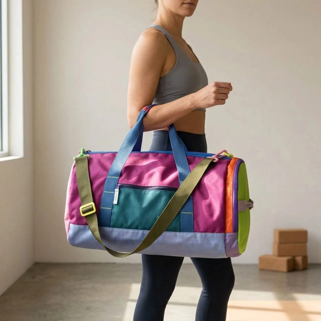 Lila och rosa färgblock sportväska i nylon, hopfällbar och rymlig för gym eller resa. Unisex duffelväska.