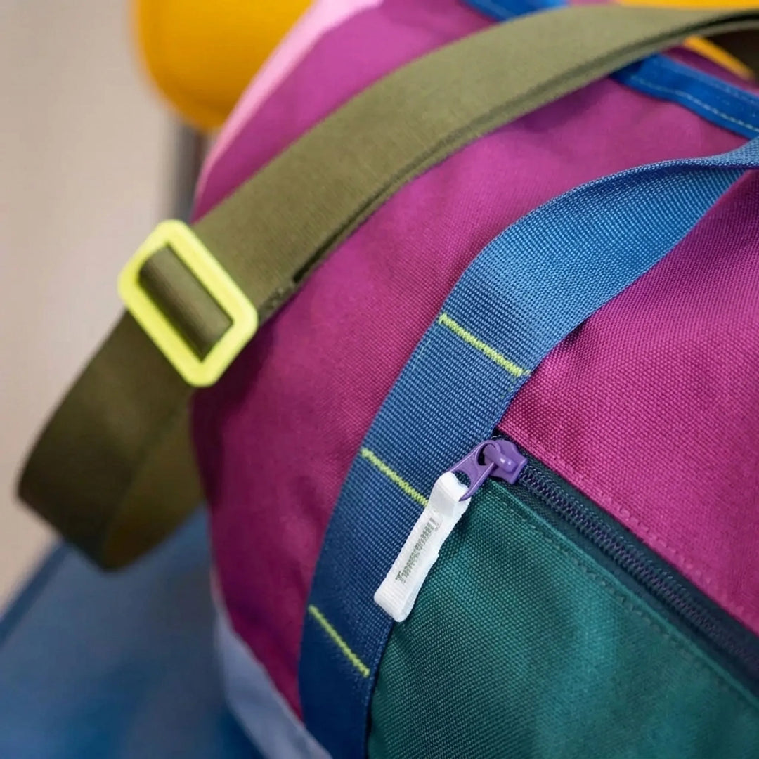 Hopfällbar lila/rosa färgblock sportväska. Rymlig nylon duffelväska, idealisk som reseväska eller gymväska.