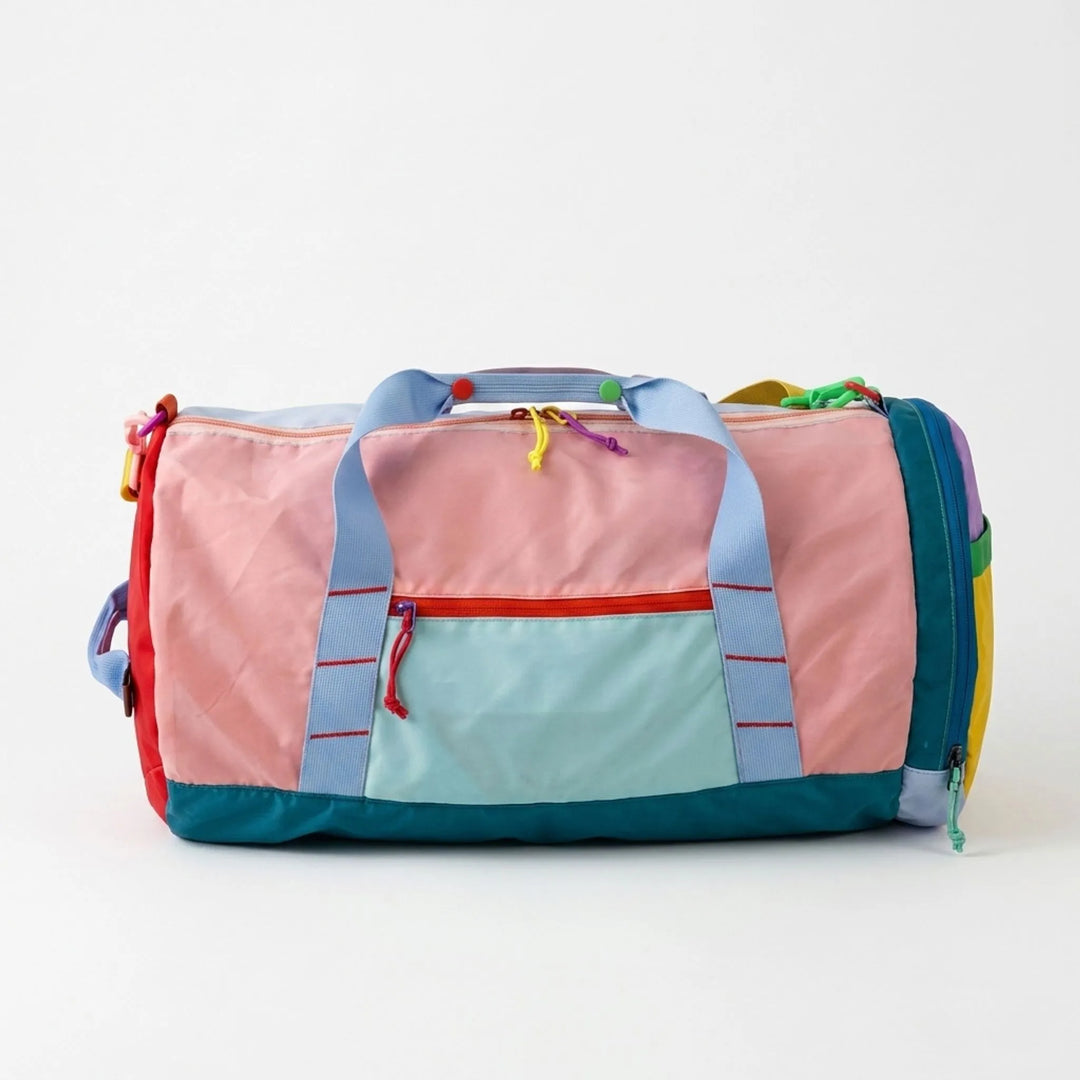 Rymlig färgblock nylon sportväska i lila och rosa. Hopfällbar duffelväska, perfekt som gym- eller reseväska.