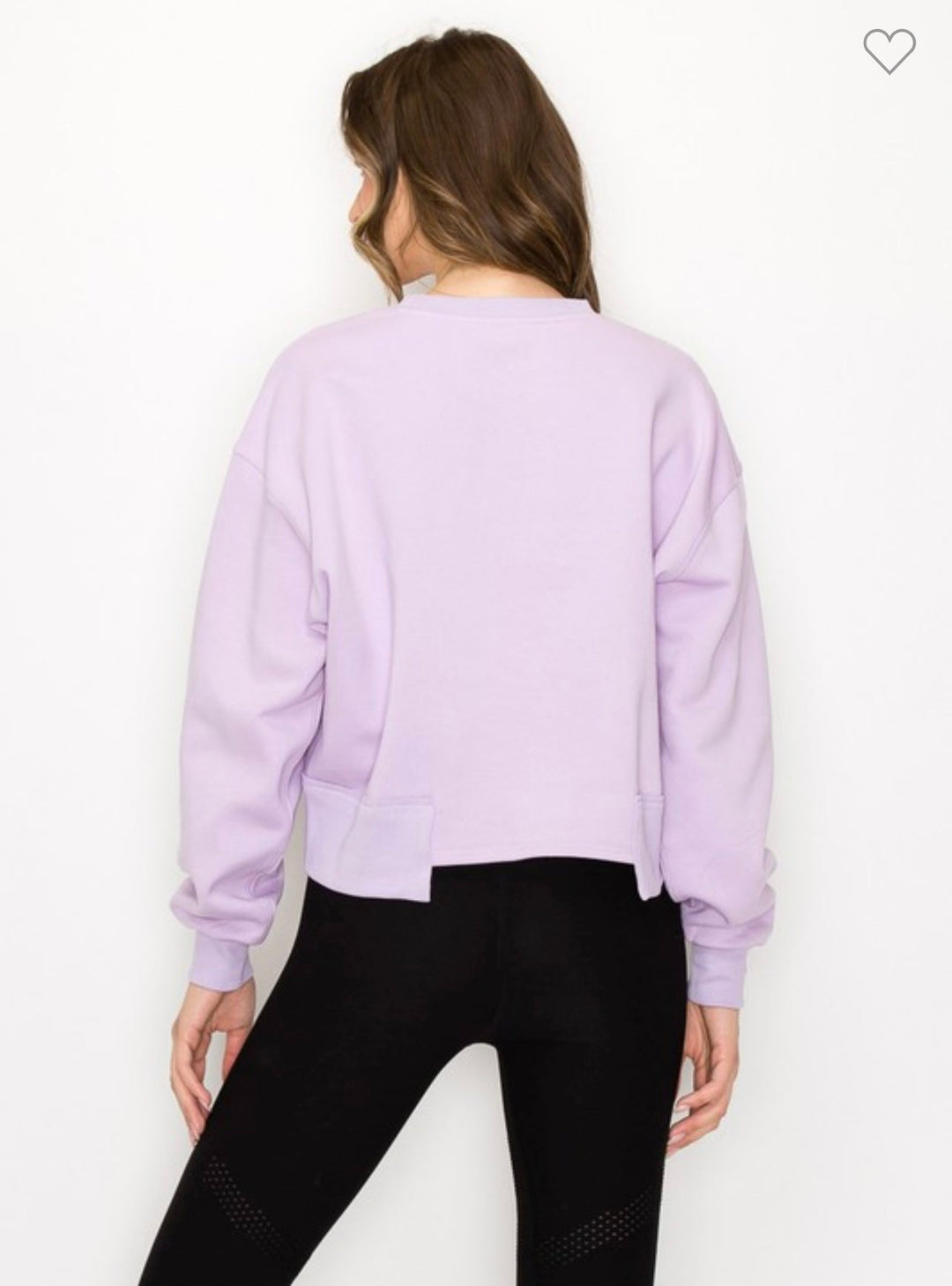 Trendig kort lila oversized sweatshirt för damer. Perfekt för lager-på-lager och bekväm vardagsstil.