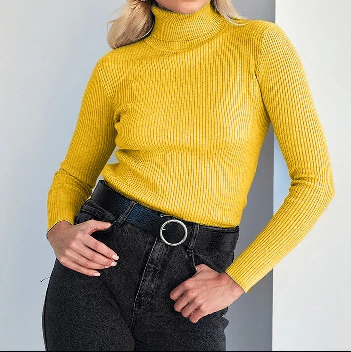 Rosa ribbad polotröja i mjuk stickning för kvinnor. Bekväm och elegant för höst- och vintermode.
