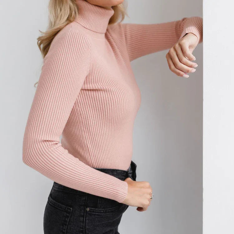 Ljusbrun stickad damtröja med polokrage, ribbad design. Perfekt för höstmode och kontorskläder.