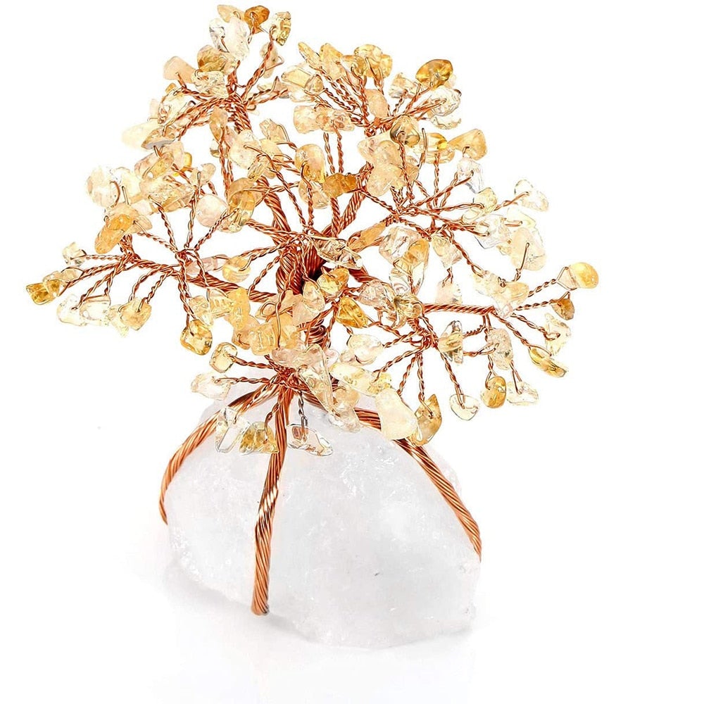 Livets Träd Kristall Bonsai med turkosa stenar mot en ljus bakgrund, ger ett fridfullt intryck.
