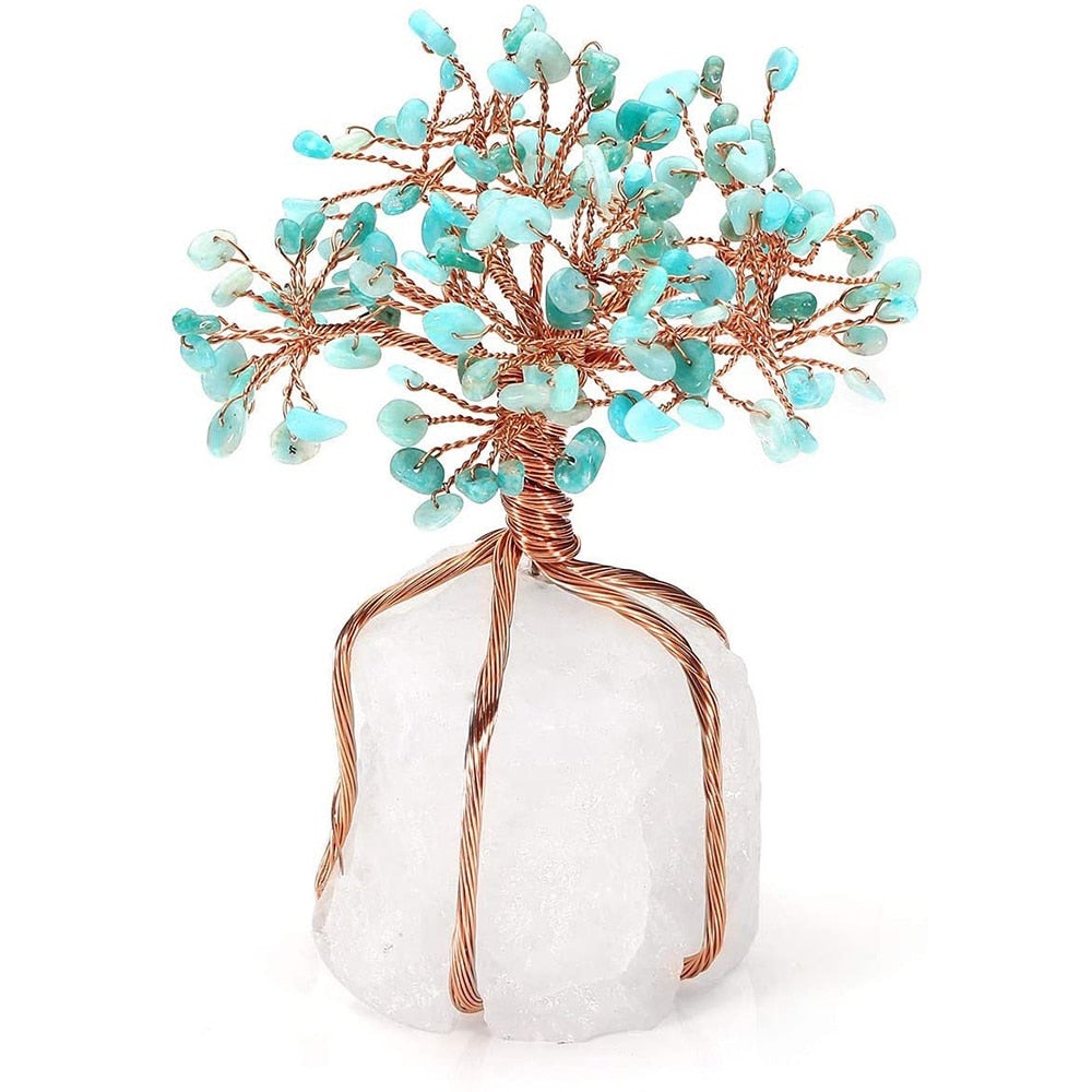 Livets Träd Kristall Bonsai på skrivbord, förstärker Feng Shui-energin och fokus på arbetsplatsen.