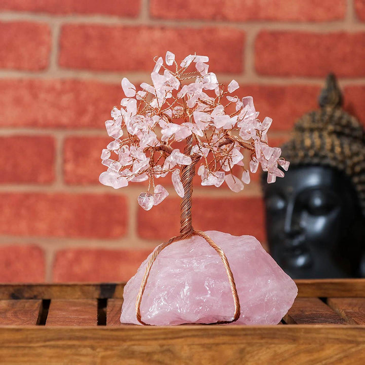Feng Shui Livets Träd Kristall Bonsai på träfot, balanserar energi och skapar lugn.