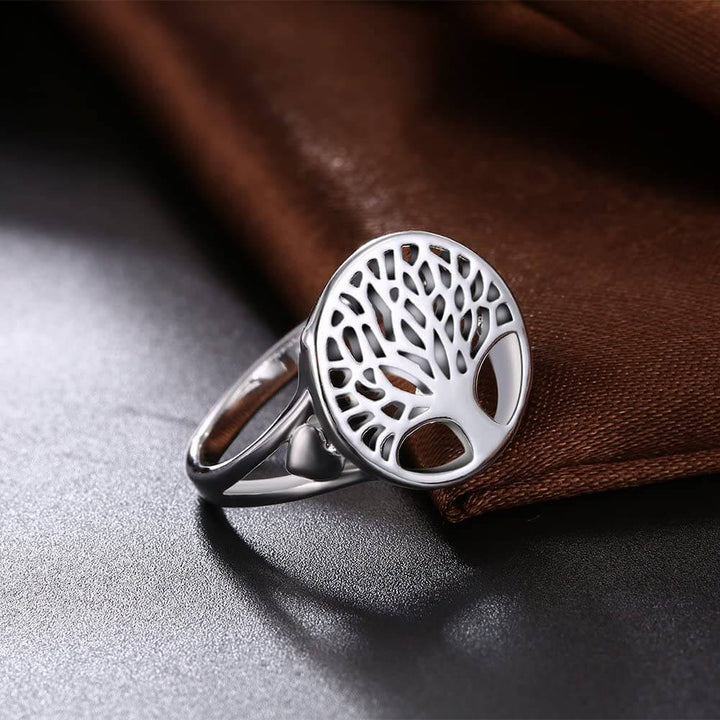 Symbolisk livets träd silverring med keltisk design, perfekt damsmycke med andlig betydelse.