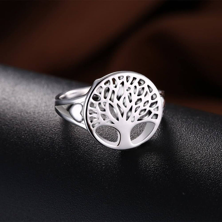Detaljbild av elegant livets träd ring i sterling silver, trendigt smycke för kvinnor.