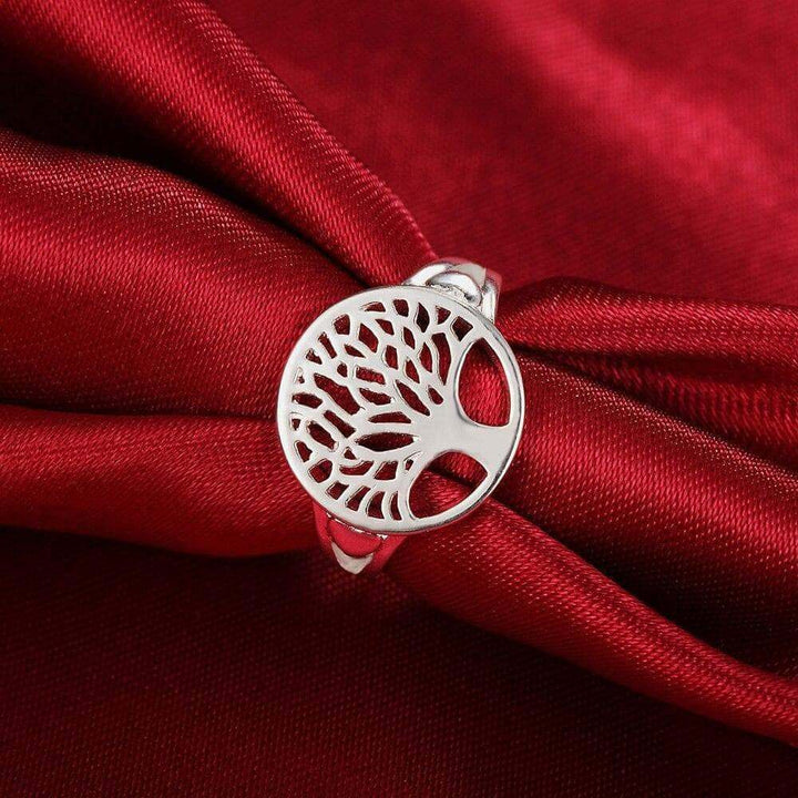Dam som bär vacker livets träd silverring, trendigt och symboliskt smycke i 925 sterling silver.