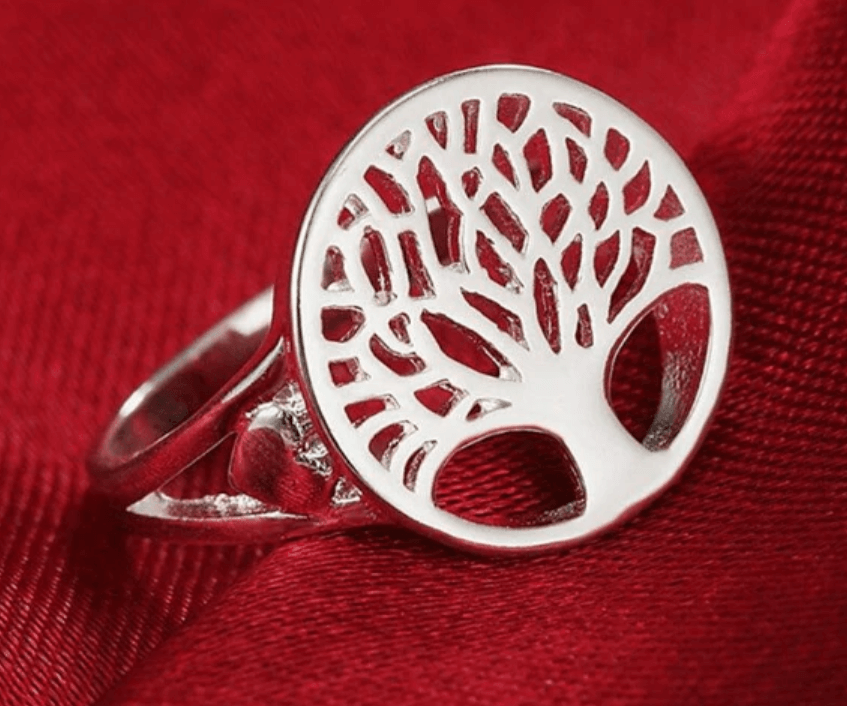 Frontbild av Livets träd silverring i 925 sterling silver, ett klassiskt och andligt damsmycke.