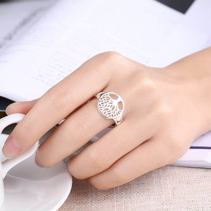 Vinklad bild av Livets träd ring i sterling silver. Unik keltisk design, trendigt symboliskt smycke.