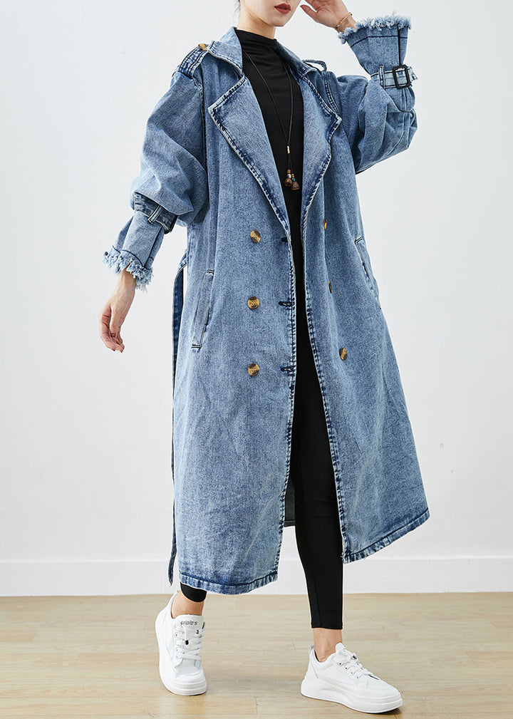 Elegant ljusblå denimstil trenchcoat. Kvinnors dubbelknäppta ytterplagg, perfekt för mode.