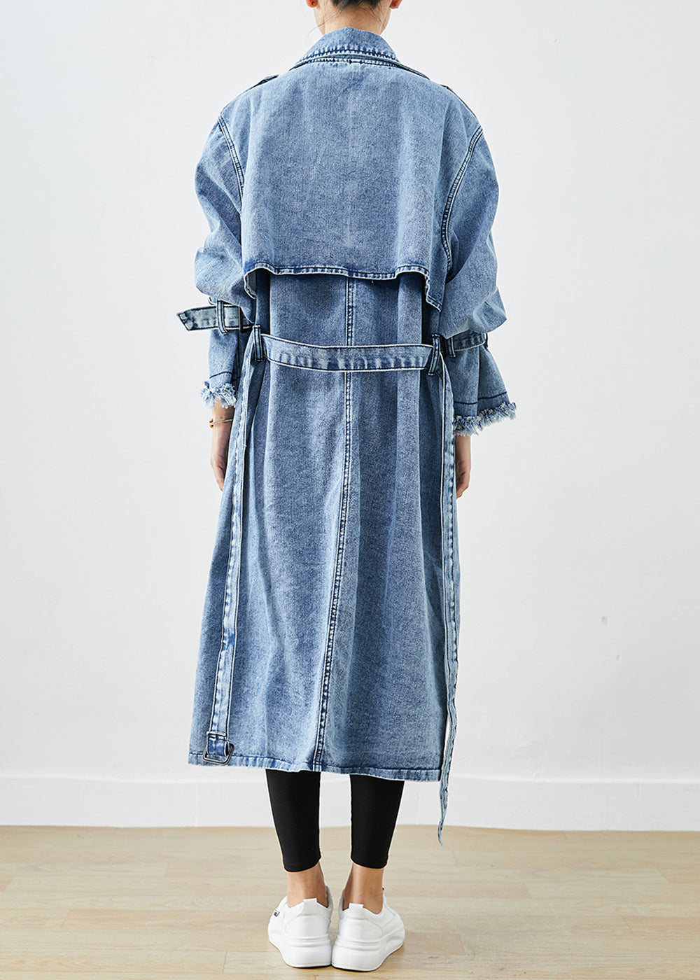 Kvinnors dubbelknäppt trench coat i ljusblå denimstil. Stilren höst- och vårmodejacka.