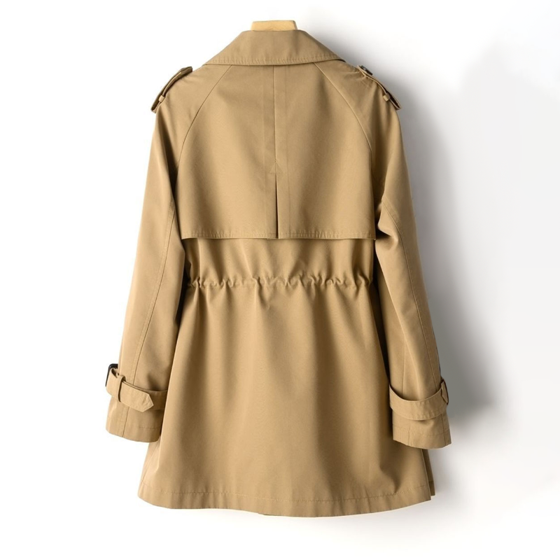 Tidlös dubbelknäppt trenchcoat i vintage-stil för kvinnor. Elegant ytterplagg, perfekt som vår- eller höstkappa.