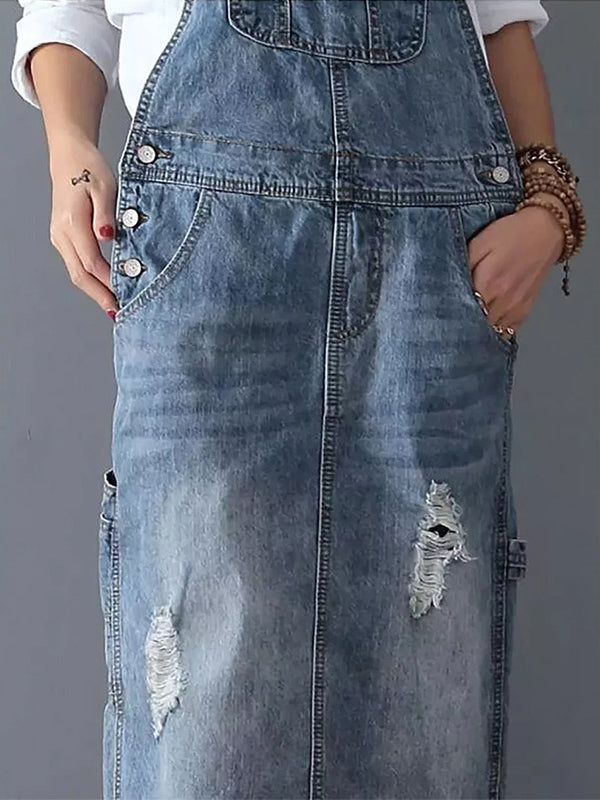 Närbild på denimklänningens tyg, sömmar och fickor. Visar kvalitet och detaljer.