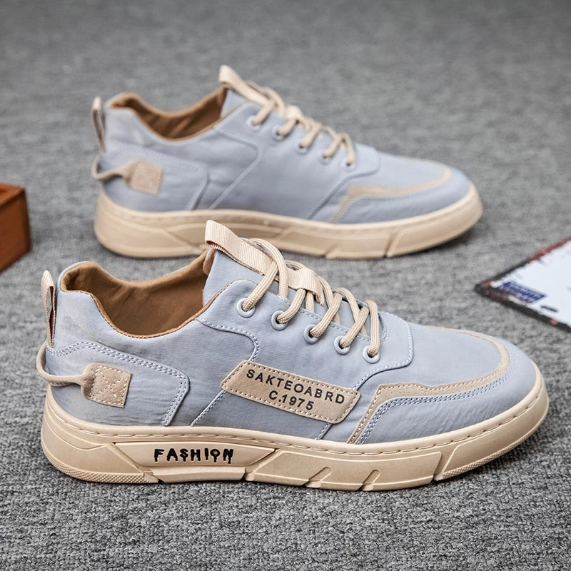 Ljusblå moderna herr sneakers. Stilren design och ergonomisk komfort för vardag och stil.