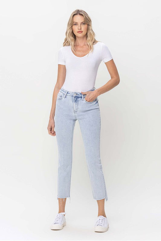 Närbild på textur av ljusa damjeans med hög midja och rak passform