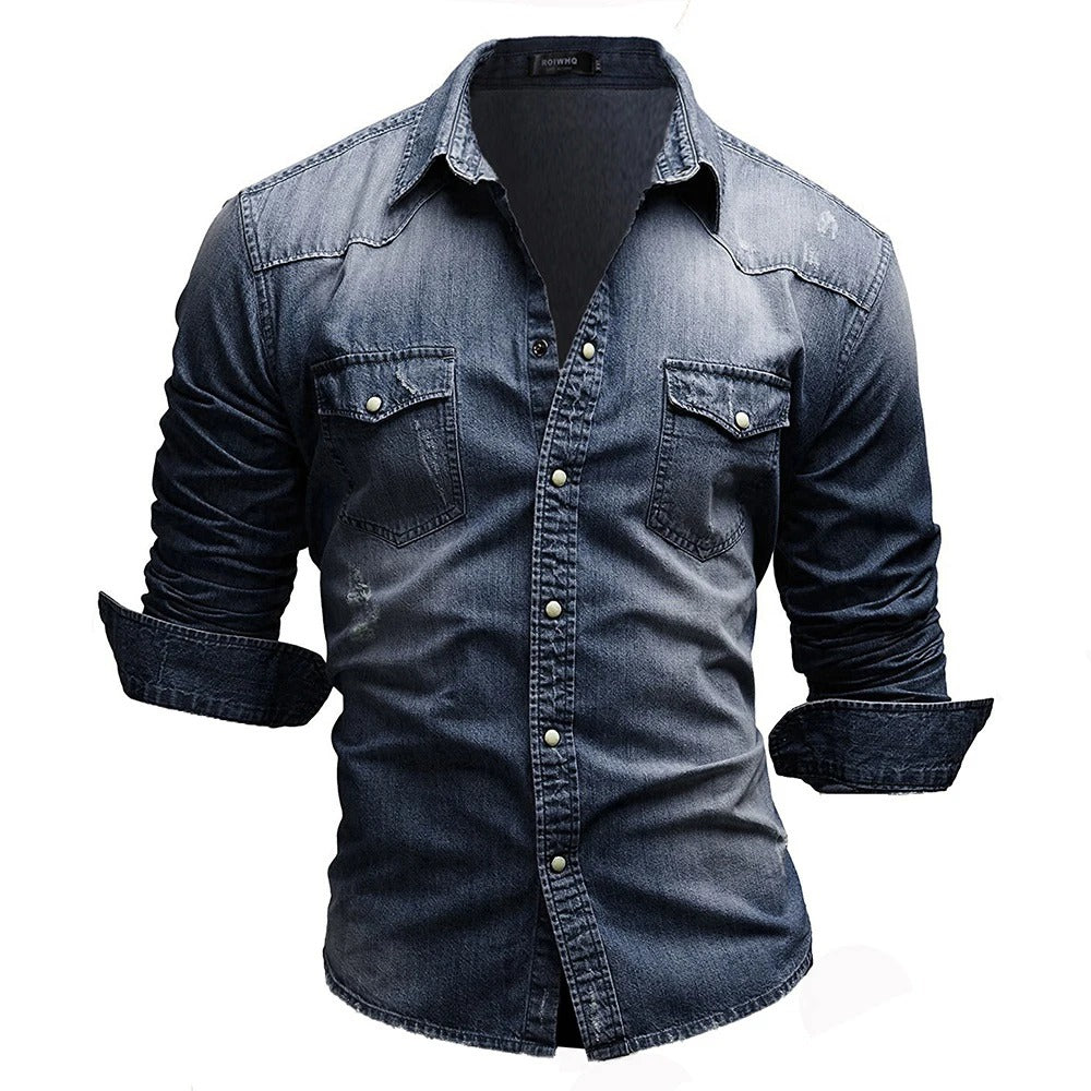 Ljusblå retro denim herrskjorta button-down med slank passform för en avslappnad look.